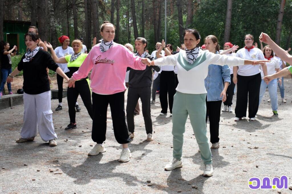 Туристы приняли участие во флешмобе