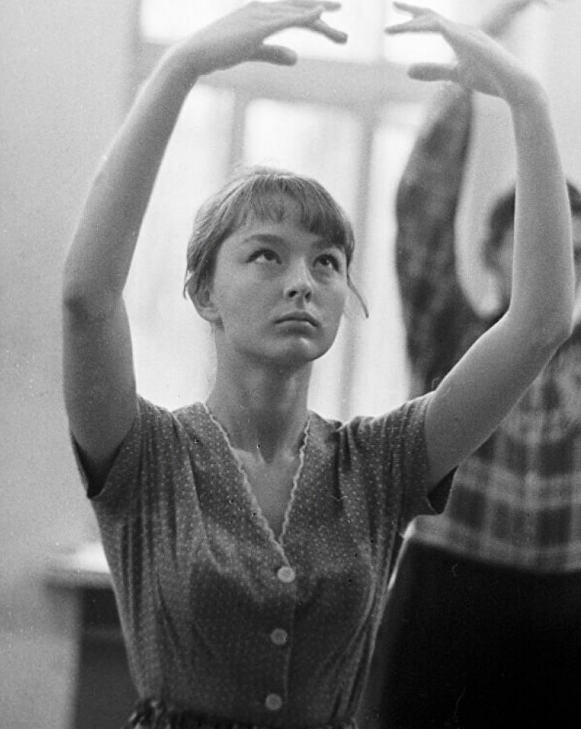 Анастасия Вертинская на уроке пластики в театральном училище, 1964 год