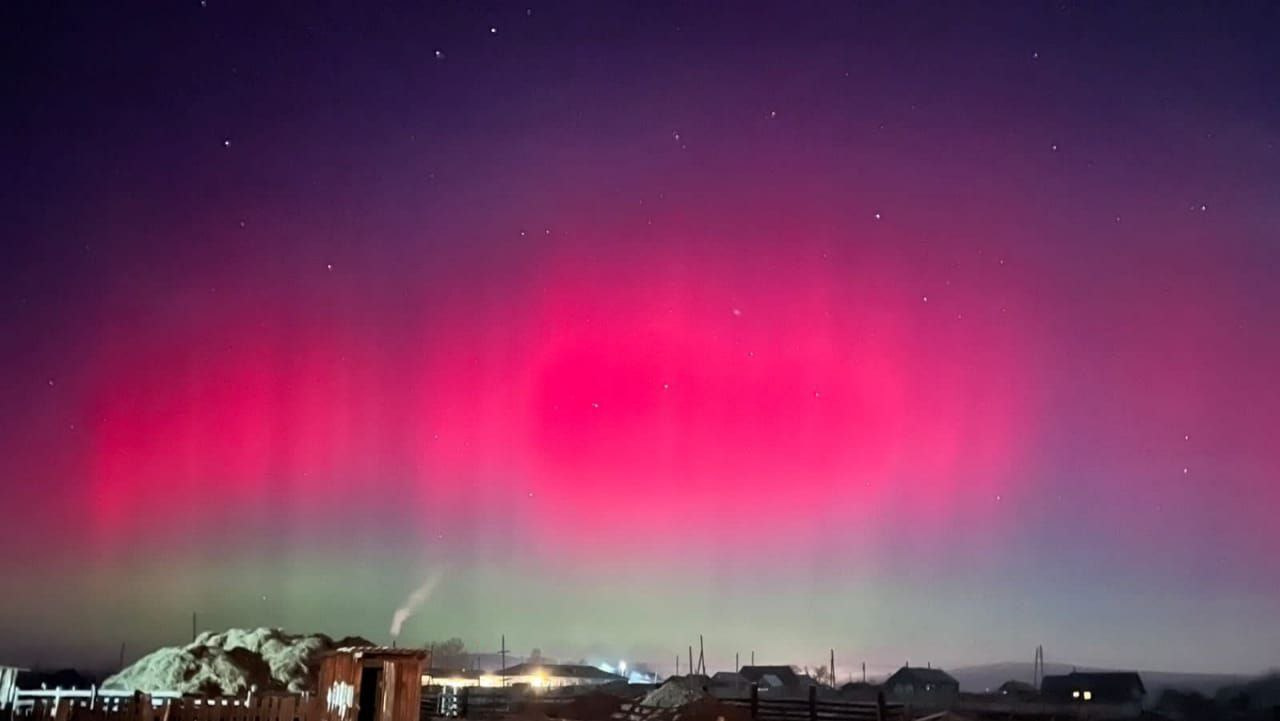 Красное сияние. Сияние в Крыму красное. Небо над Забайкальем сияние.