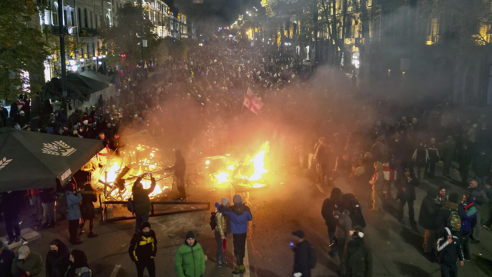 Протестующие вышли на улицы и устроили стрельбу после заявления премьер-министра Грузии Ираклия Кобахидзе в Тбилиси, Грузия - Sputnik Азербайджан, 1920, 13.12.2024