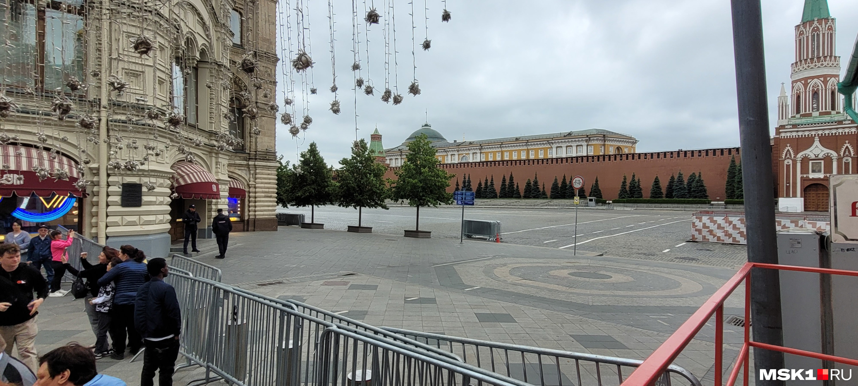 Почему перекрыта красная площадь. Красная площадь. Красная площадь фото. Московские часы на красной площади. Выпускной на красной площади.