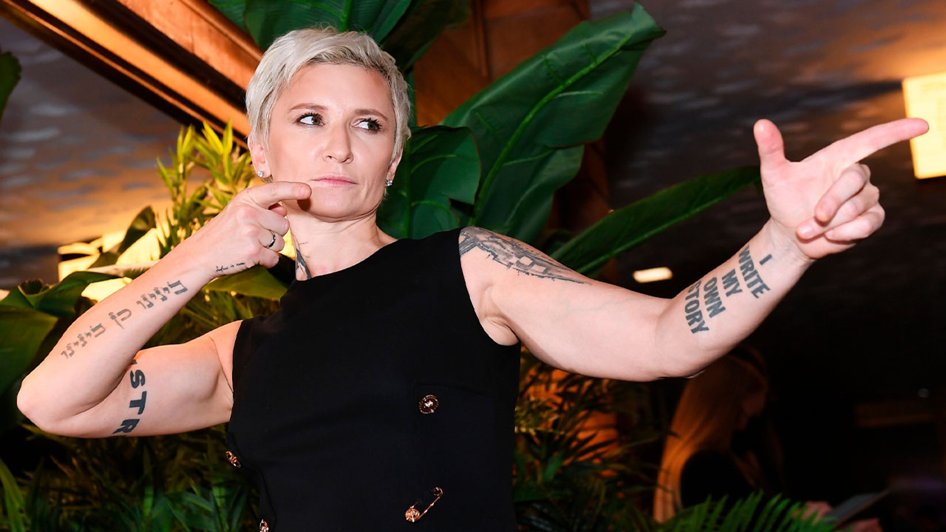 Плакат арбенина. Диана арбенина сочи 2017. Ночные снайперы 2024. Диана арбенина. Диана арбенина.