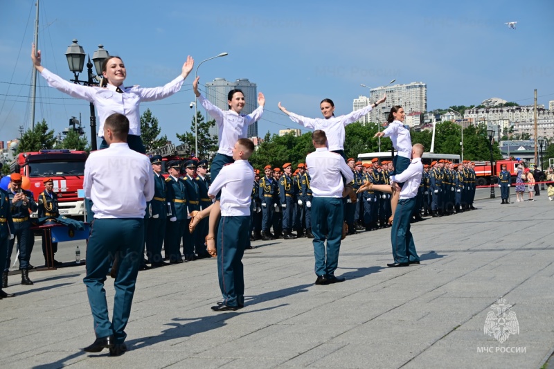 Выпускники ДВПСА МЧС России закрыли пору выпуска молодых специалистов в этом году