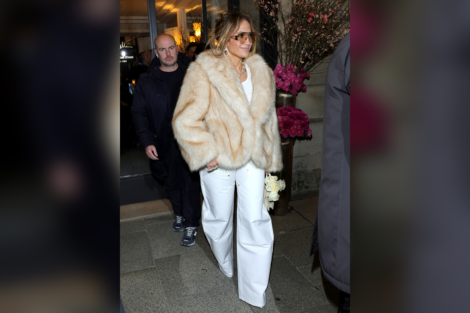 Стих про маму и одело. Детский стишок про мороз. В шубу мамину одет. Стихотворение про новый год а глазатто папины. Стих про деда мороза а глаза то папины.