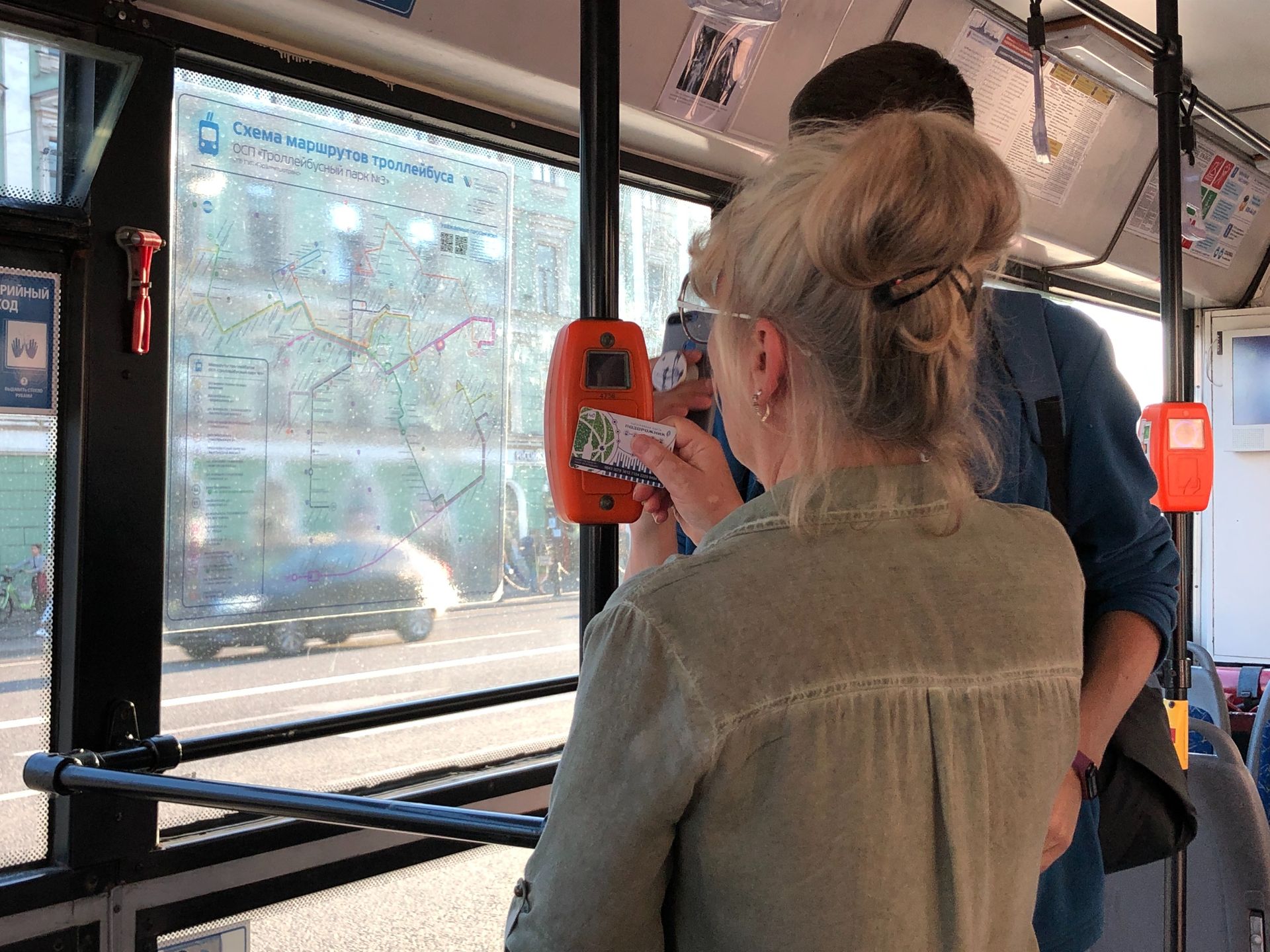 Проезд в общественном транспорте петербурга. Платить в автобусе Петербурге. Реформа общественного транспорта. Маршрутки тарифы повышение. Проезд в общественном транспорте.