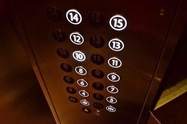 В феврале 2025 года лифты старше 25 лет остановят.