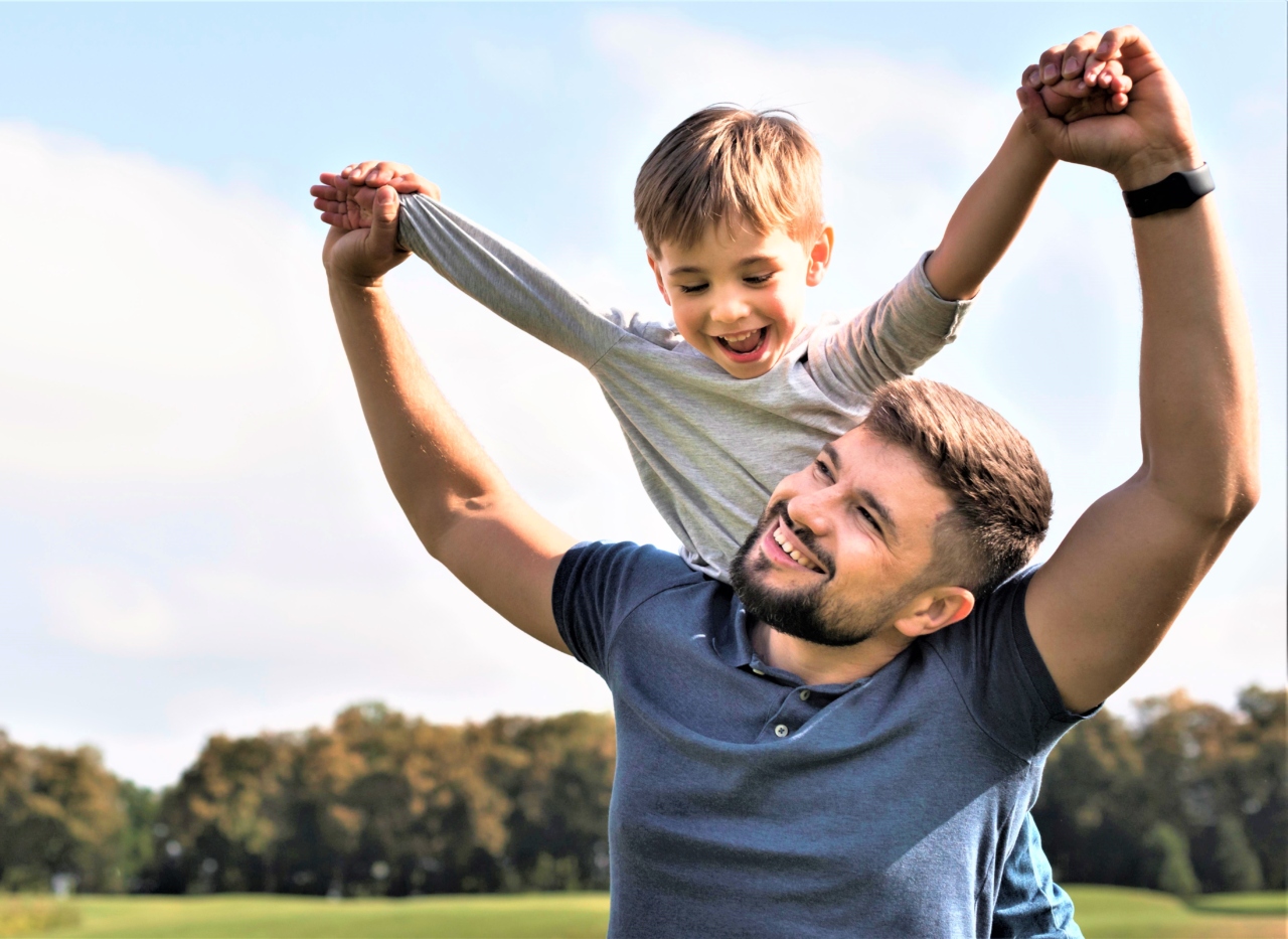 My friend his father. Отец и сын. С днем отца. День отца во Франции. Родители подбрасывают ребенка.