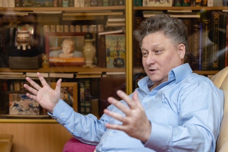 Искандер Измайлов: «Казалось бы, советская историография со всей ее методикой и методологией должна была бы развалиться, вслед за сталинско-ленинским вариантом марксизма. Но, на удивление, не только выстояла, но приобрела новый импульс. А поскольку татарская история неразрывна была связана с ней, то и возник болезненный разрыв в понимании средневекового прошлого»