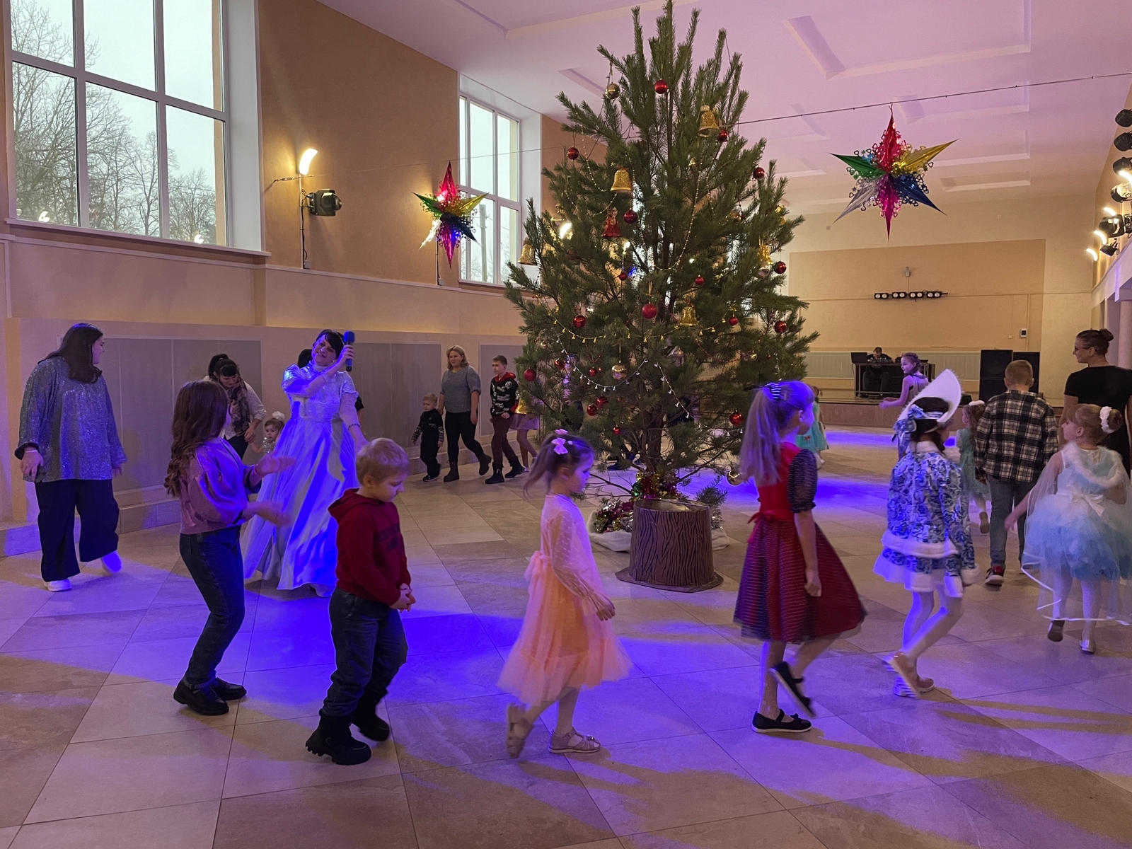 спб школа 127 2021 новогодний праздник. в нашем нашем зале праздник новый. праздничная елка. в нашем нашем зале праздник новый. текст песни елка.