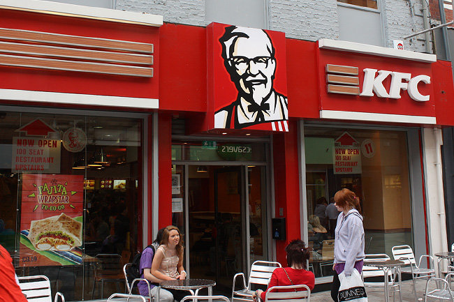 Зачем переименовали kfc. КФС Калининград. KFC В Калининграде. KFC В Америке. Ростикс новая вывеска.