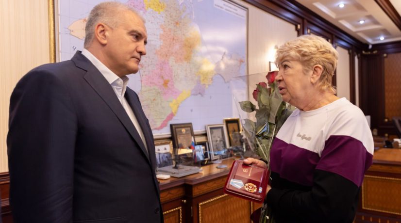 Аксёнов передал орден «За верность долгу» матери бойца СВО Евгения Коржова