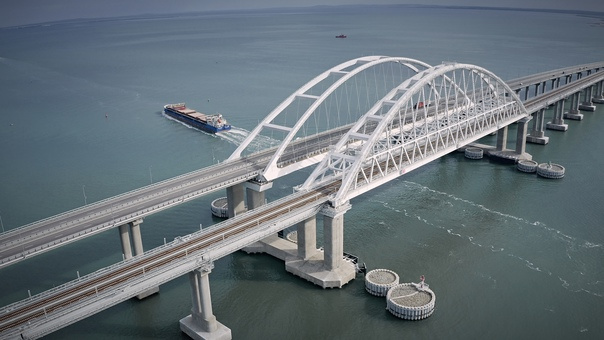 Главное связующее звено полуострова и материка — Крымский мост через Керченский пролив