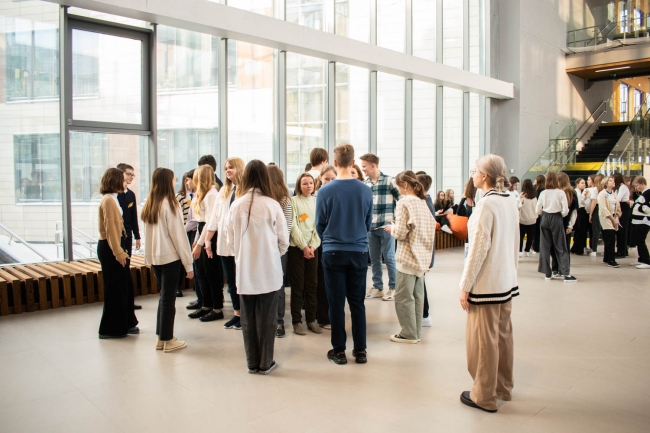 учитель и студенты. школа 800 нижний новгород верхние печеры. школа 800 автозаводский район. школа 800 учителя. школа 800 учителя.