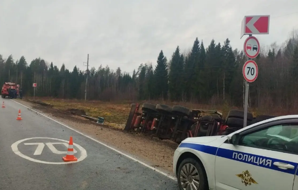 Трое мужчин пострадали в лобовом ДТП под Петербургом Foto 19