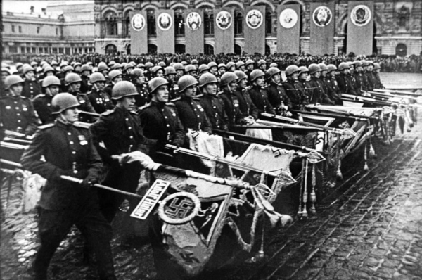 День в истории: 80 лет Параду Победы на Красной площади 