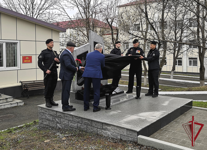 Во Владивостоке состоялась церемония открытия мемориала, посвященного погибшим сотрудникам ОМОН