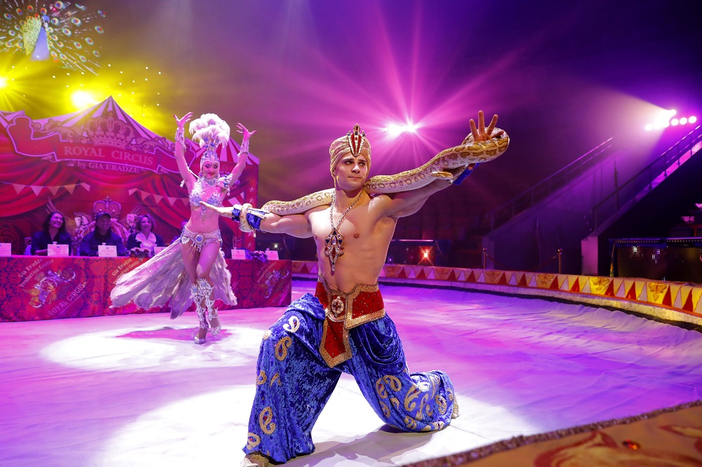 Шоу гии эрадзе 5 континентов нижний новгород. Новое шоу гии эрадзе песчаная сказка. Нижегородский цирк бурлеск. Песчаная сказка гии эрадзе. Пять континентов цирк гия эрадзе.