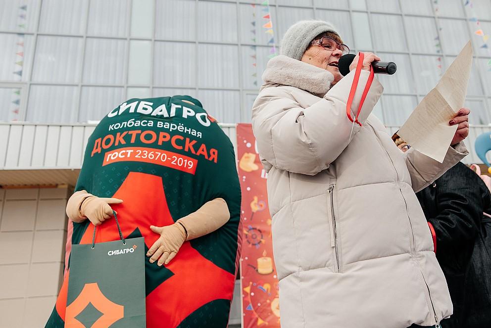 Фото Перетягивание вязанки сосисок и «Ода колбасе»: как отметили Масленицу в селе Криводановка Новосибирской области 5