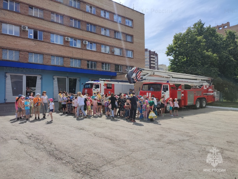 Сотрудники 31 отряда организовали для юных тольяттинцев выставку пожарной и аварийно-спасательной техники