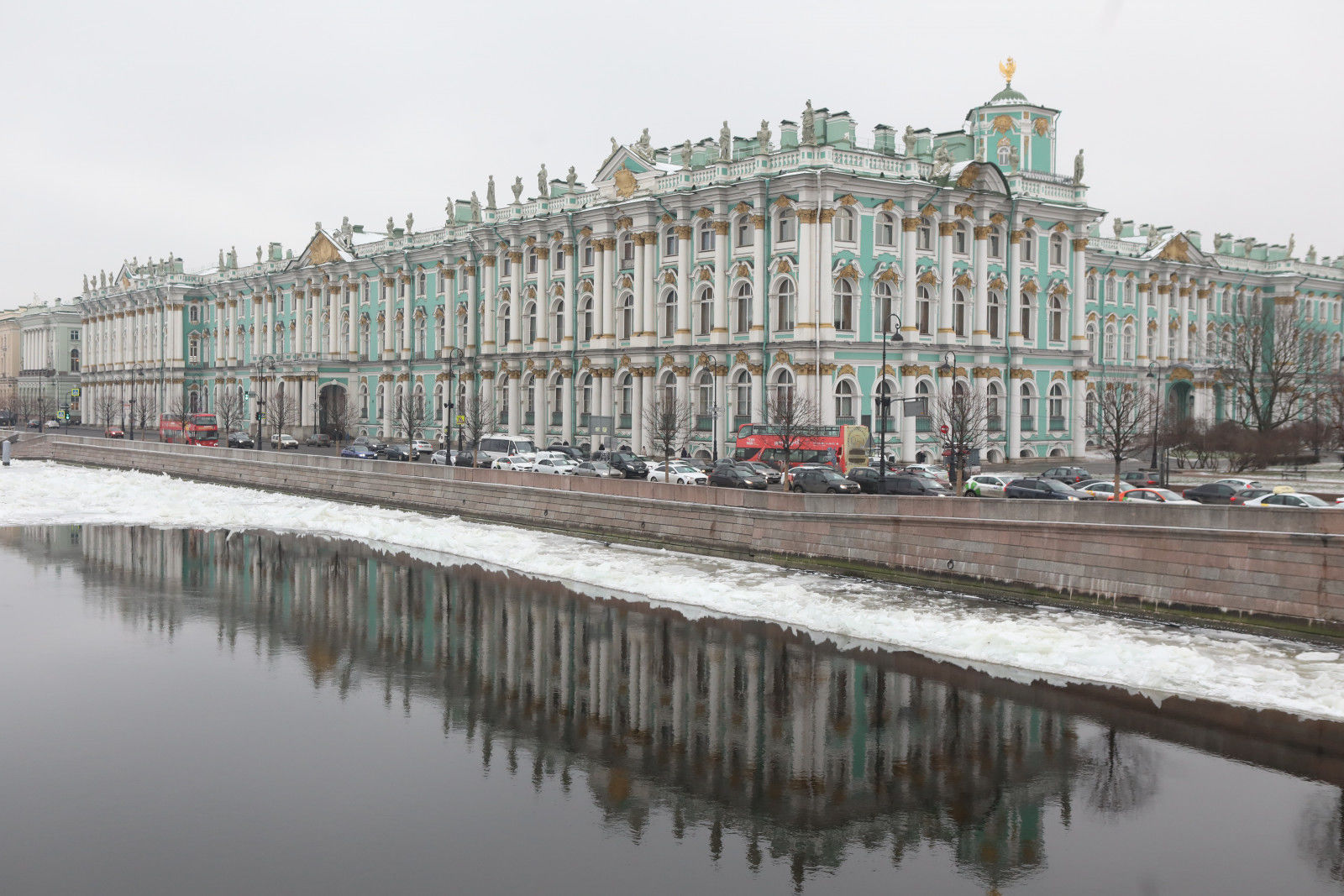 Эрмитаж сегодня. Новый мост у Эрмитажа в Санкт-Петербурге. Старый мост у Эрмитажа в Санкт-Петербурге. СПБ конец света Эрмитаж. Орлы на Мостах Санкт-Петербурга.