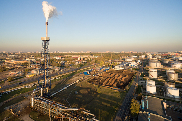 «Не исключаю, что наши «Роснефти» и «Газпромы» выбивают себе какие-то эксклюзивные права. Малый и средний бизнес себе такого позволить не может. В целом же хочу сказать, что эти ребята должны работать на внутренний рынок, если мы действительно не на словах, а на деле хотим добиться национального суверенитета»