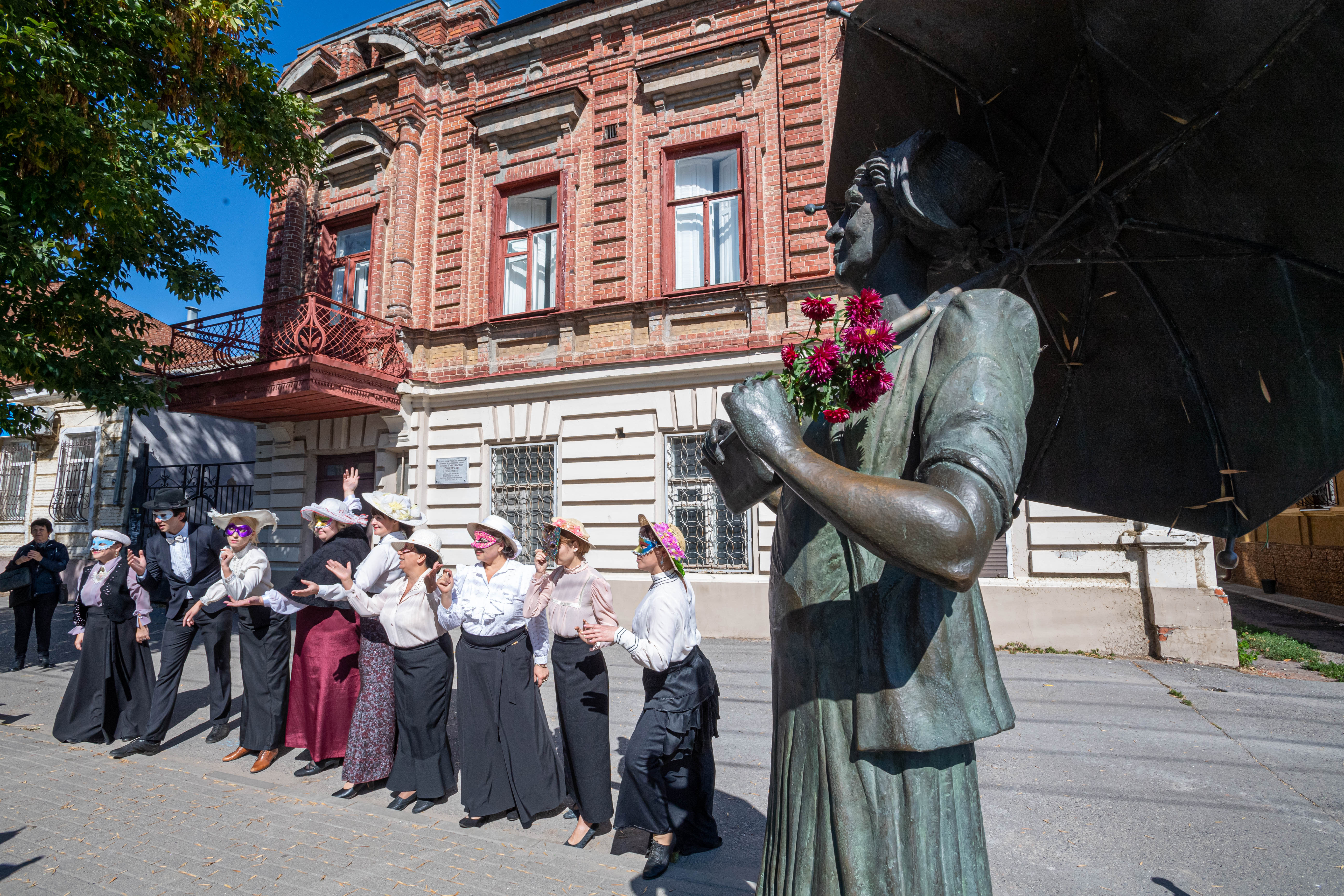 Новости города счастья. Музей Фаины Раневской в Таганроге. Памятник Раневской в Таганроге. Дом музей Раневской в Таганроге. Памятник Фаины Раневской в Таганроге.