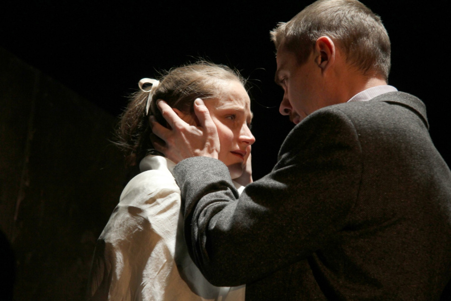 Яна Сексте и Денис Никифоров в спектакле «Сестра Надежда»