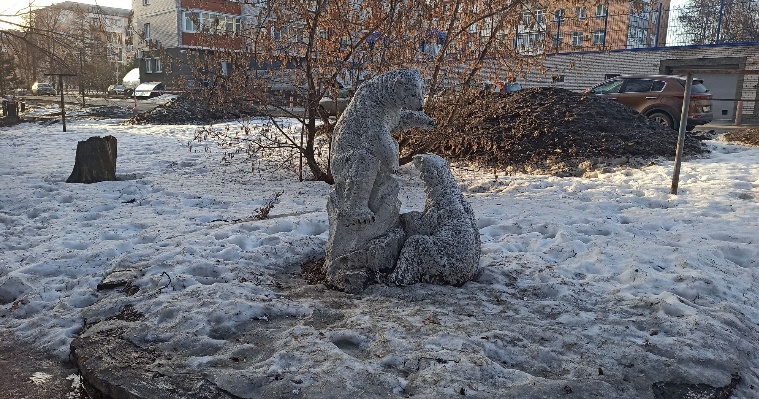 В Ижевске волонтёры просят помощи специалистов в реставрации скульптуры белых медведей