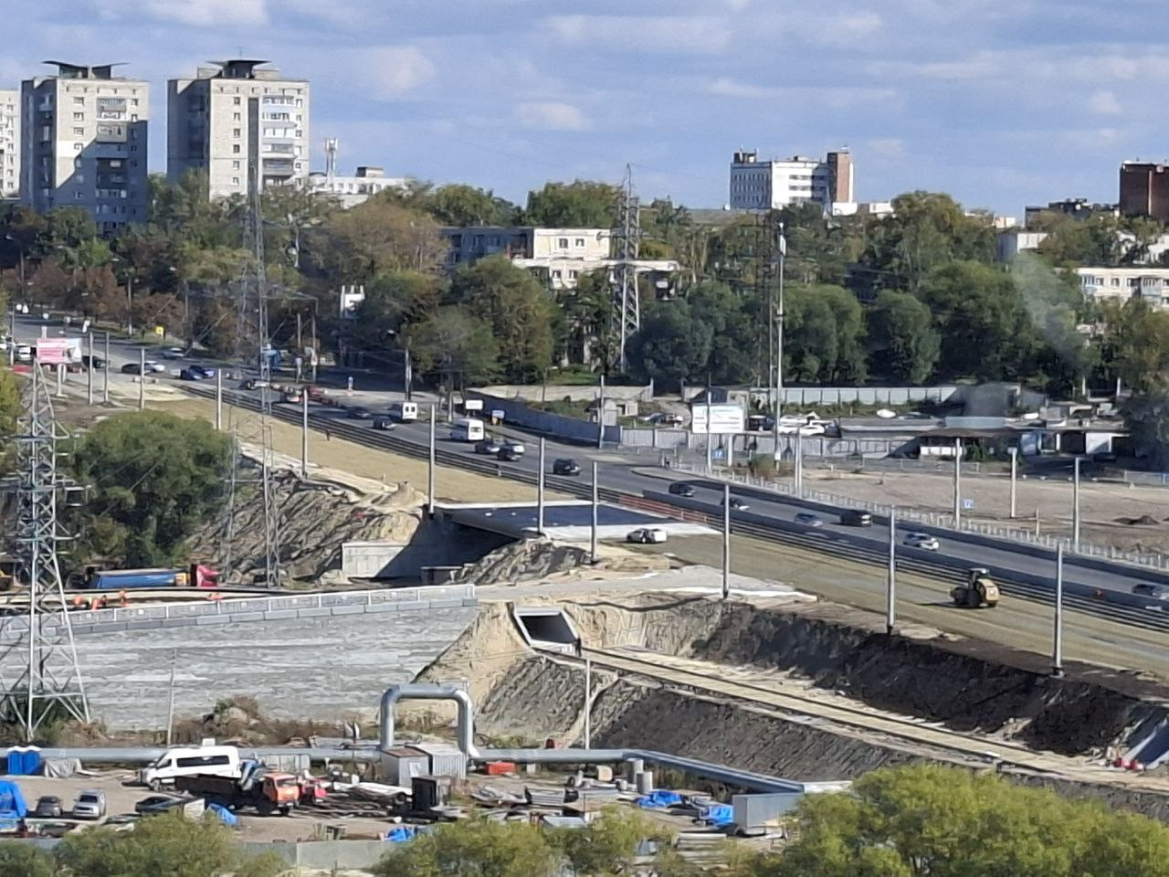 На левой стороне «минаевского» моста делают основание проезжей части