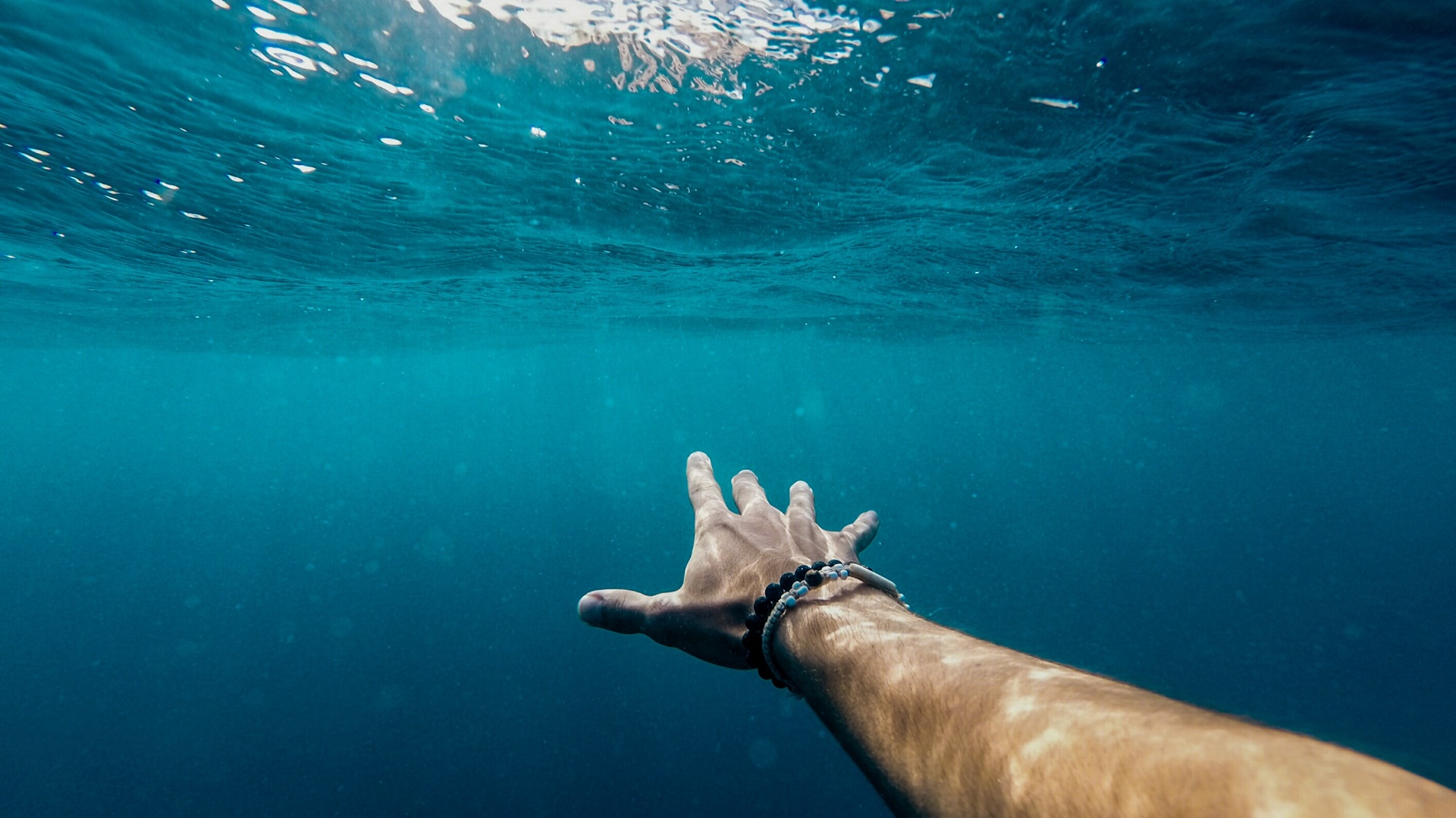лить воду мем. человек зарылся в бумагах. много бумаги. тонет в бумагах. тонет в воде.