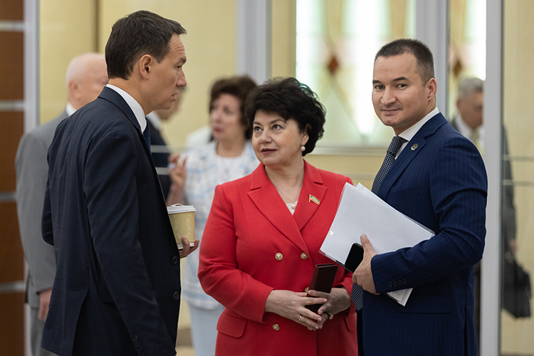  Тимур Нагуманов, который в Госсовете не так давно и трудится полпредом раиса РТ с ноября 2024 года, тем не менее как «старший» инструктировал министра по делам молодежи республики Рината Садыкова 