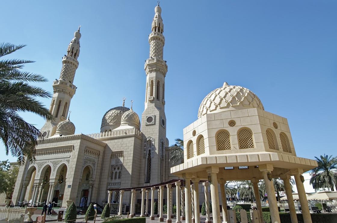 Вид на мечеть Джумейра из белого камня в Дубае