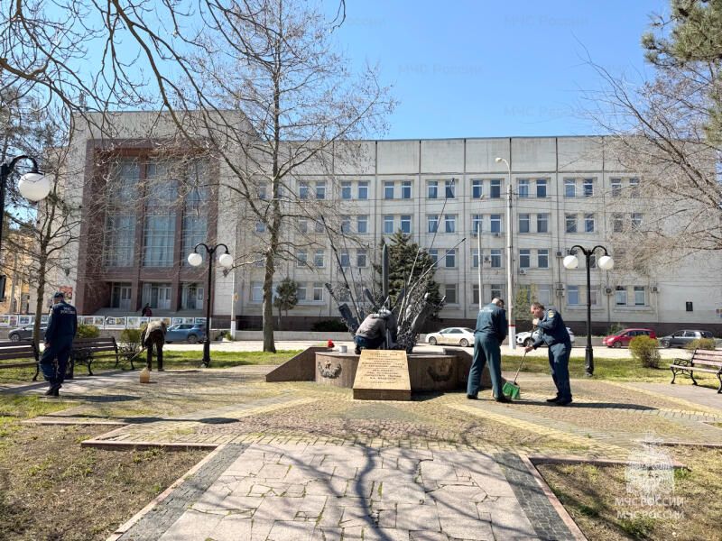 Бережём память: сотрудники МЧС России заботятся о мемориалах героев