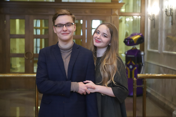 Ректор мгу разливает медовуху. Напиток которым угощает ректор мгу студентов. Напиток которым угощает ректор мгу студентов. Напиток которым угощает ректор мгу студентов. Мгу медовуха день студента.