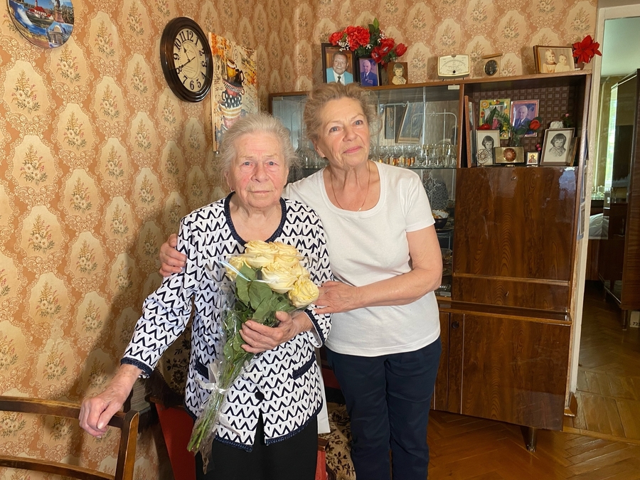 Ветераны Гатчины принимают поздравления с 81-й годовщиной Победы