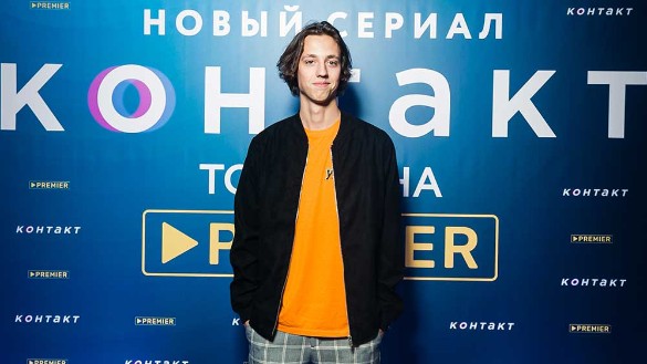 Актер алексей лукин фото Вцепившийся в стакан Майков полез целоваться к Стычкину на премьере сериала "Кон
