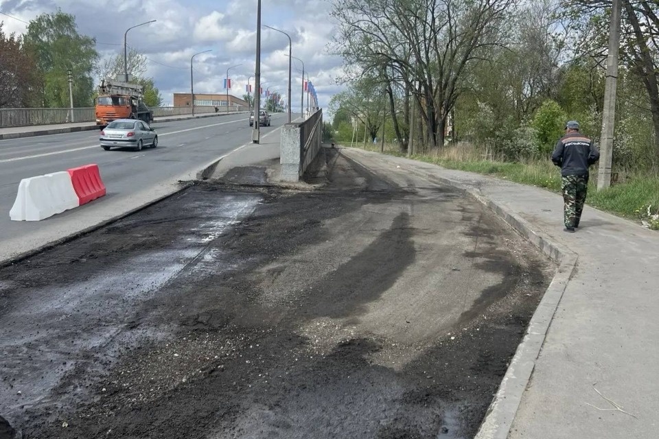 Изношенные слои асфальта начали восстанавливать на улицах Пскова