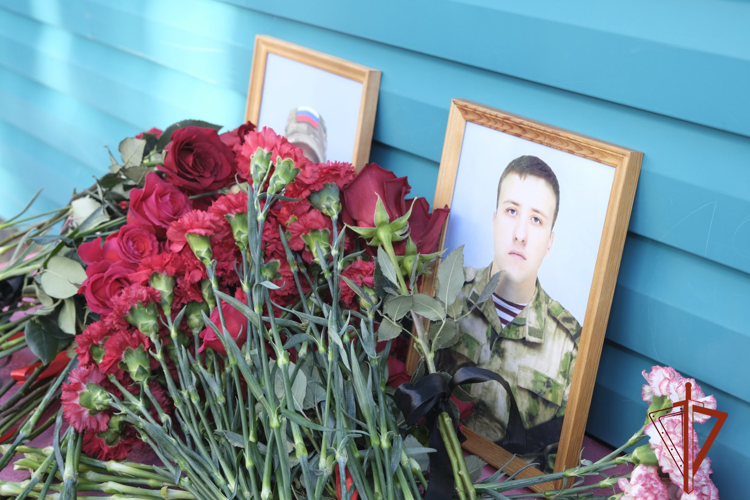 Накануне Дня защитника Отечества в Горно-Алтайске установили мемориальную доску росгвардейцу, погибшему в ходе специальной военной операции