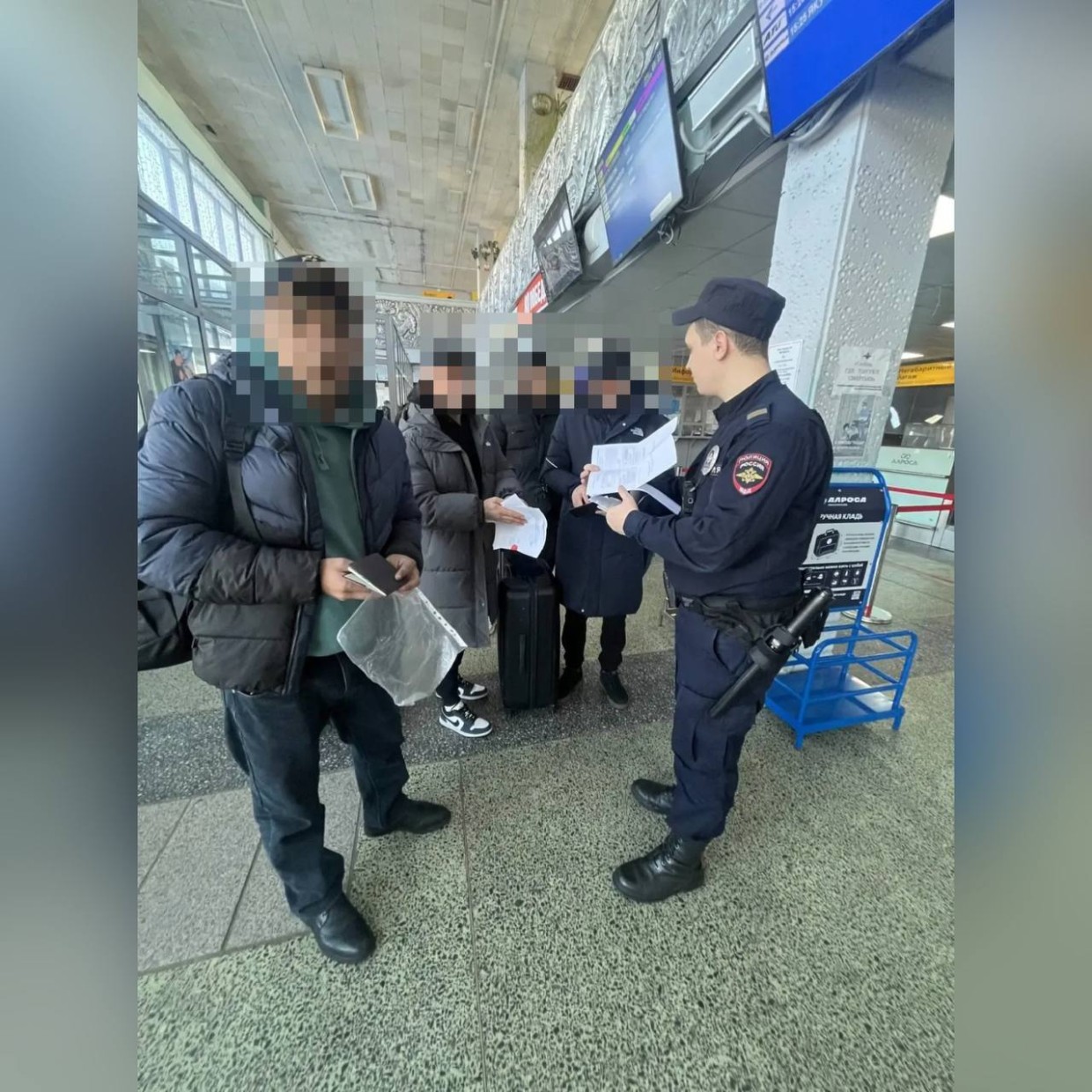 В аэропорту Якутска проверили мигрантов