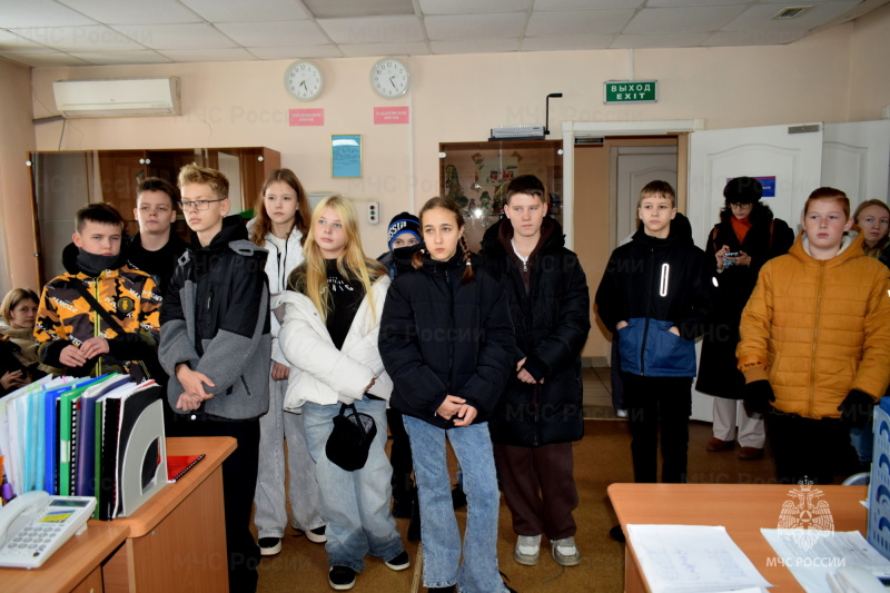 Экскурсия в пожарную часть Биробиджана: шестиклассники узнали о работе МЧС