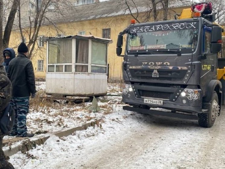 Жильцы Гупровского городка в Хабаровске обнаружили будку сторожа