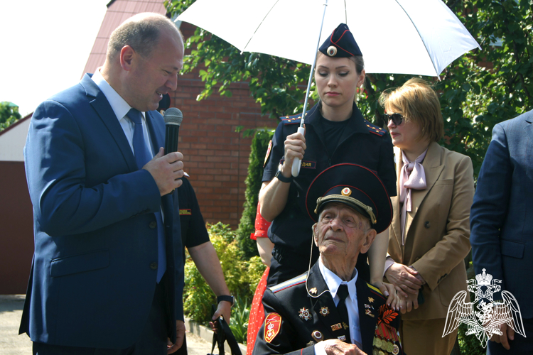 Росгвардейцы в Ростове-на-Дону поздравили ветерана Великой Отечественной войны со 100-летием (видео)