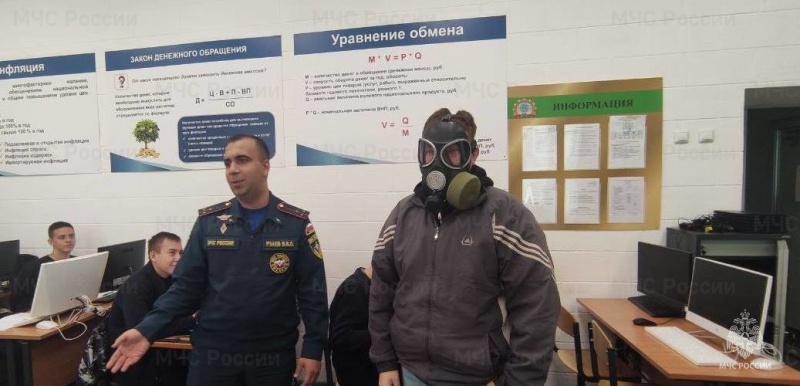 Студентов научили правильно надевать противогаз