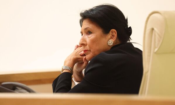 Президент Грузии Саломе Зурабишвили"Украинцы требуют все больше и больше от своих партнеров, не только от Грузии. Они использовали грубые слова в адрес разных партнеров… Так что, да, они хотят поставок оружия от Грузии, а также открытия в Грузии второго фронта. Все это невозможно". - Sputnik Грузия