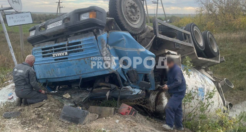 В одном из районов Чувашии КамАЗ с бетоном вылетел с дороги и перевернулся