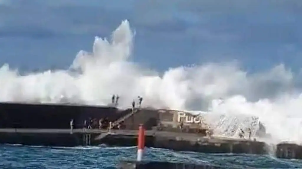 Три человека погибли и 15 пострадали на побережье Тенерифе из-за мощных волн – СМИ