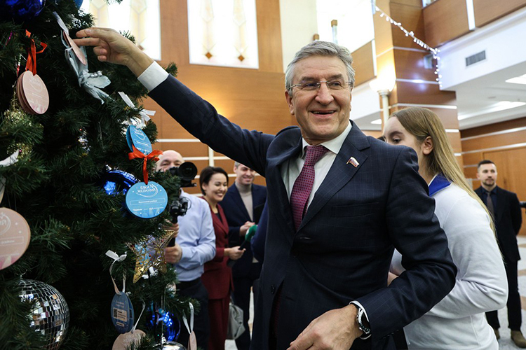 Юному жителю Агрыза сегодня отправляется гитара от депутата Госдумы Айрата Фаррахова