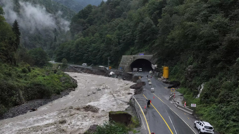 Сильные дожди вызвали наводнения и оползни в черноморском регионе Турции