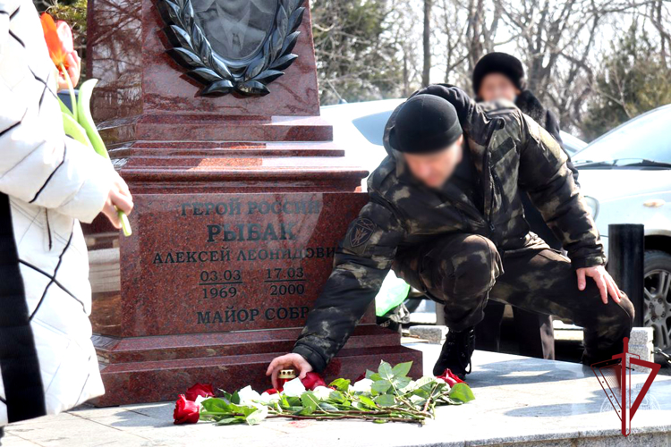 В Приморье росгвардейцы почтили память погибшего Героя России Алексея Рыбака