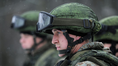 Военнослужащие демонстрируют боевую экипировку «Ратник» во время проведения учений на полигоне Алабино в Московской области